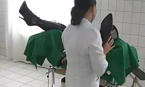 трансвестит і лікар. ...
