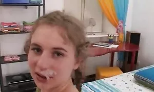 підліток плаче від а ...